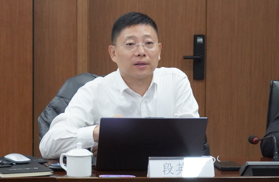中建材投資常務(wù)副總裁盧浩一行蒞臨廈門標(biāo)準(zhǔn)砂調(diào)研指導(dǎo)